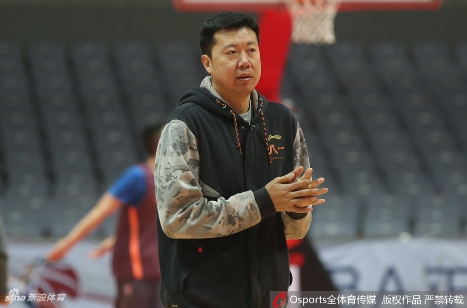 面对新疆队高大的内线球员,八一队员毫无惧色地跃起封盖,指尖几乎触碰到篮球的轨迹,以弱敌强的瞬间凝聚着永不退缩的防守信念。