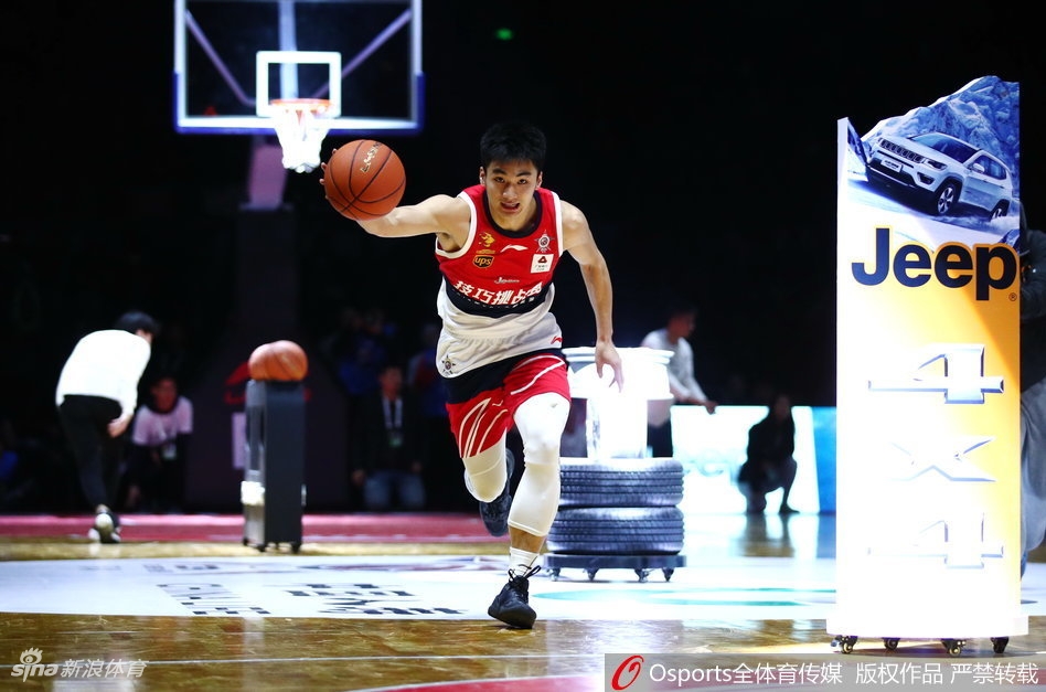 于德豪在击地传球环节连续尝试，皮球击地后弹起，他的视线紧紧跟随，这一刻的紧张气氛仿佛能透过屏幕感染每一位观众。