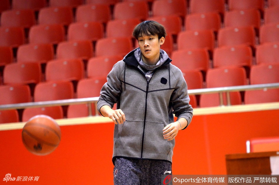 训练结束后的拉伸环节,小丁一脸‘生无可恋’地坐在地上,任由体能教练‘摆布’,那无辜的小眼神仿佛在向场边的队友求助:‘江湖救急,谁来救救我!’