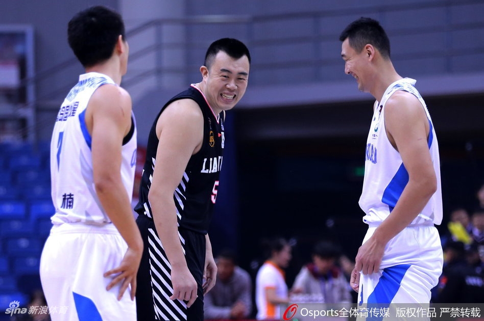 郭艾伦面对防守人一个箭步直杀篮下,轻舒猿臂上演灵巧上篮,宛如游龙穿梭