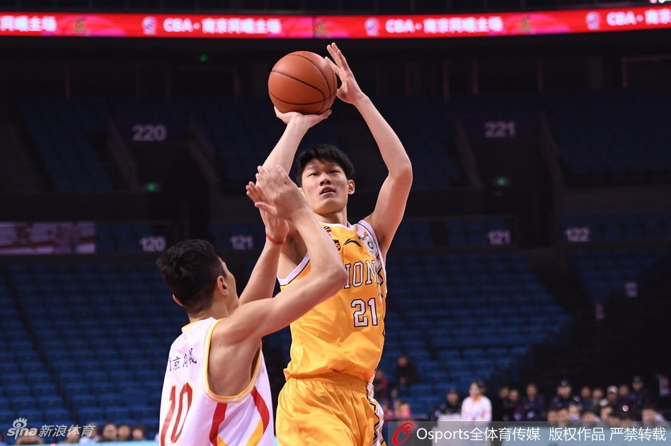 希腊中锋博洛西斯用他宽厚的背部顶开防守,在三人包夹之下依然从容地将球放入篮筐,展现了欧洲内线的精湛技艺。