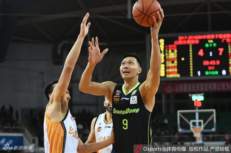 广东队后卫周鹏在人群中如游鱼般穿梭，面对封盖在空中拧身拉杆，人与球的姿态仿佛凝固的雕塑，展现出超强的核心力量和身体控制力。