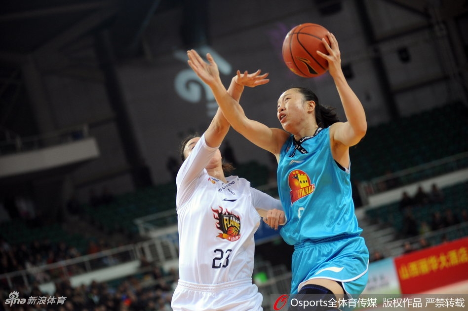 场边的惠民座席区，不同职业的球迷们被紧张激烈的比赛深深吸引，他们神情专注，共同感受着职业篮球的独特魅力。