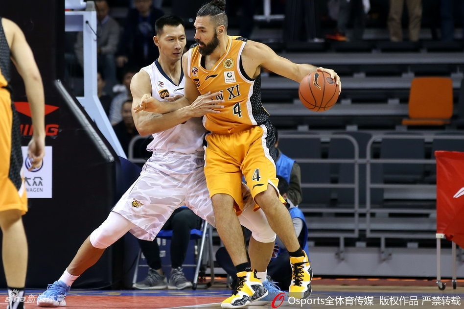 广东队长周鹏在快攻反击中犹如出鞘的利剑，接到队友传球后大步流星直杀篮下，面对补防球员上演势在必得的单手挑篮。