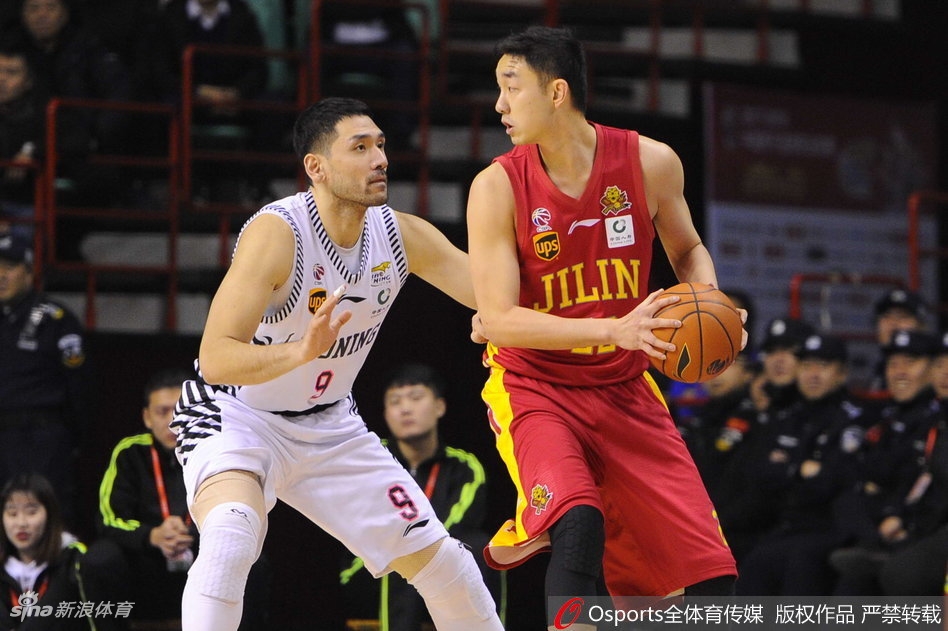 巴斯在与兰德里的直接对话中毫不畏惧，他用强壮的身体顶开防守，在对手的头顶完成一记势大力沉的暴扣。