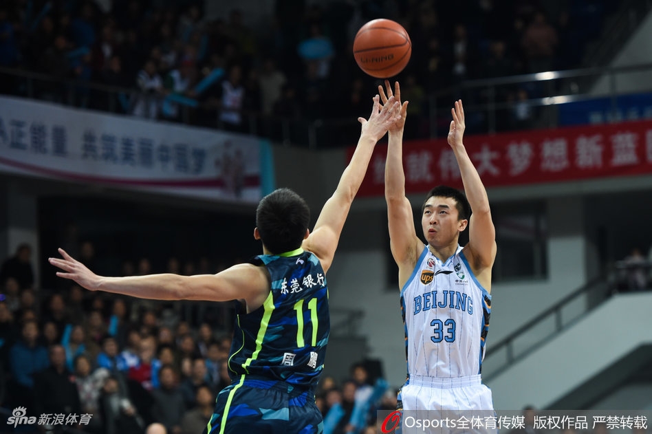 方硕在防守球员的围堵中高高跃起，手腕轻压，皮球划出一道完美弧线，这正是那记杀死比赛的关键三分瞬间。