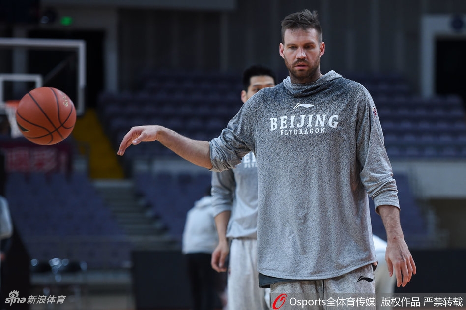 队友们在场上激烈对抗，马布里却在一旁悠然自得地拉伸筋骨，这份闲庭信步的背后，是身经百战后的从容与睿智。