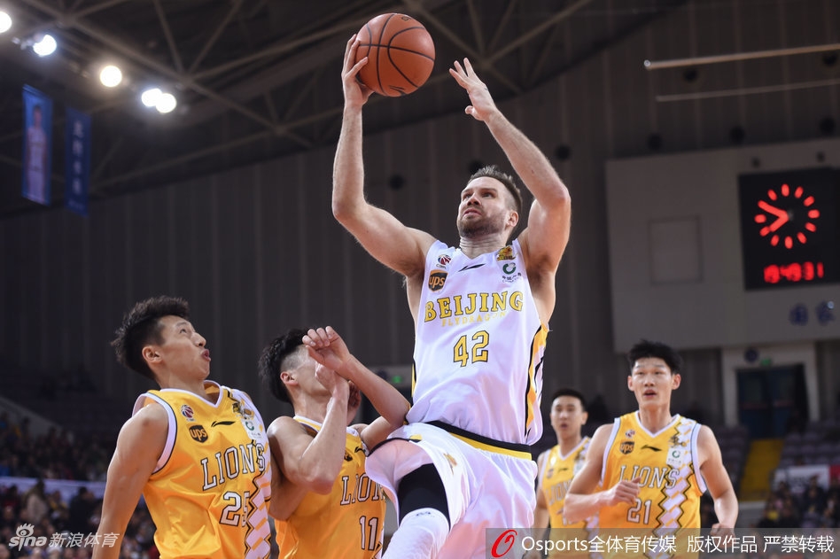 广厦队小外援福特森迎着北控防守球员，在空中拉杆上篮，皮球划出一道诡异弧线坠入网窝，留下惊叹的主场球迷。