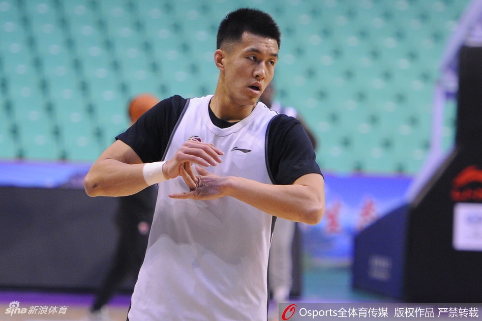 队长杨鸣穿着深色的训练外套,嘴角带着标志性的微笑,一边给身前的小朋友签名,一边轻轻摸了摸孩子的帽子。身后还有几名球迷举着手机记录这一刻,每一张脸上都写满了幸福。