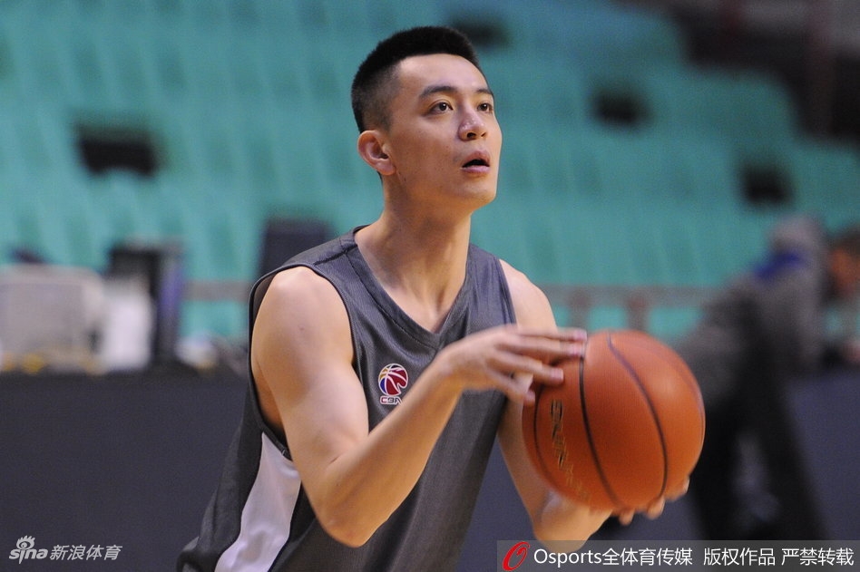 寒冬的沈阳训练馆外,辽宁男篮球员身穿黑色长款羽绒服,微微俯身接过球迷递来的篮球和笔,眼神专注而柔和,仿佛这一刻比分和胜负都已远去,只剩下签下名字时那份真诚的回应。