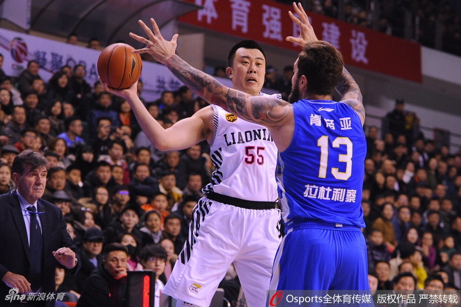 辽宁队内线支柱韩德君篮下强打，他利用庞大的身躯卡住位置，艰难地将球放入篮筐，全场他空砍26分11篮板，孤立无援的身影成为了辽宁队这场败仗的缩影。