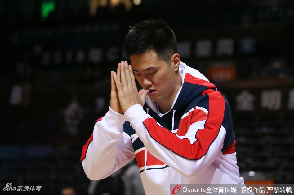 赵睿在训练结束后挥手致意,脸上洋溢着灿烂纯真的笑容,此刻他不是球星,只是一个享受篮球快乐的大男孩。