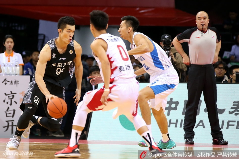 广厦队的孙铭徽如精灵般穿梭于北大的防线之中,用一个华丽的背后运球晃开防守,为队友送出击地妙传。