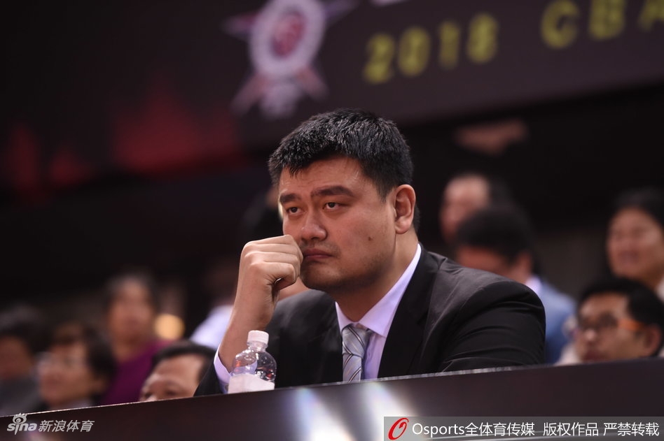 在一阵欢笑过后，姚明终于忍不住单手捂脸，肩膀微微耸动，仿佛在说：这场面太欢乐了，我实在憋不住了。