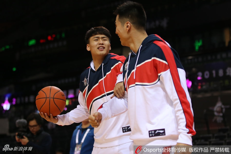 训练场上赵睿从两位队友中间探头张望,脸上挂着狡黠的笑容,仿佛在偷听战术又像在寻找恶作剧的目标。