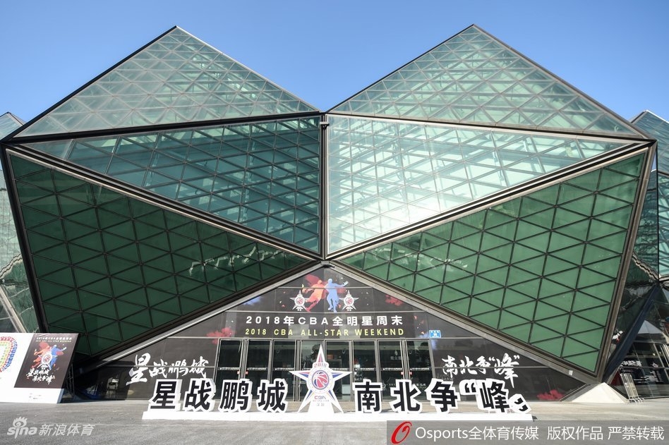 夕阳的余晖将大运中心染成温暖的橘红色,广场上人潮涌动,身穿各色球衣的球迷们手持门票,脸上洋溢着节日的喜悦,有序地通过安检进入球场。