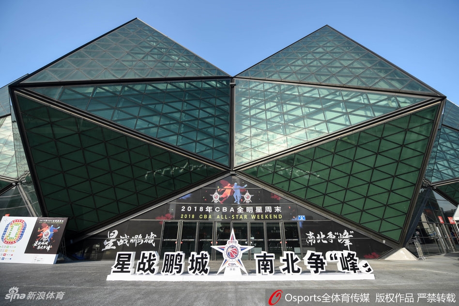 场馆外的球迷广场变成了欢乐的海洋,巨大的CBA全明星赛logo格外醒目,球迷们有的在合影留念,有的在参与互动游戏,到处都是欢声笑语。