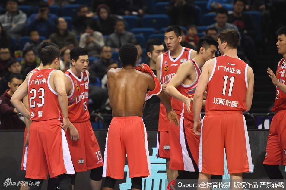 比赛结束的瞬间，同曦球员们难掩失落，低头走向替补席，背后是广州队球员庆祝胜利的身影，这一瞬的落寞预示着下一次奋起的开始。