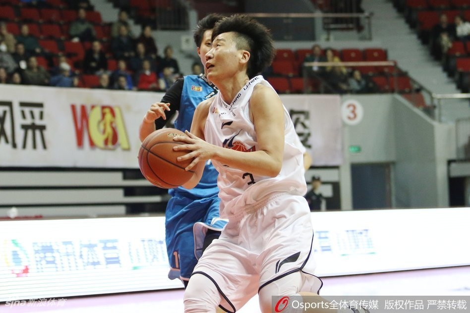 辽宁队主教练在场边情绪激动地大声指挥，双手比划战术，表情十分严肃