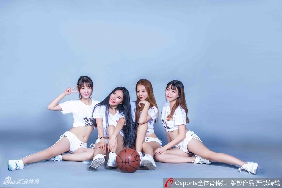 两位啦啦队员并肩而站,身姿挺拔,笑容明媚,散发着属于年轻人的朝气与蓬勃,将“运动女孩”的健康美展现得淋漓尽致。