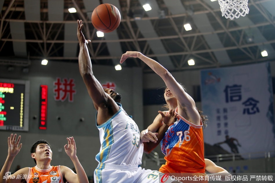 福建主场球迷在比赛最后时刻全体起立振臂欢呼，他们见证了历史，也见证了主队在这场史诗大战中的坚韧。