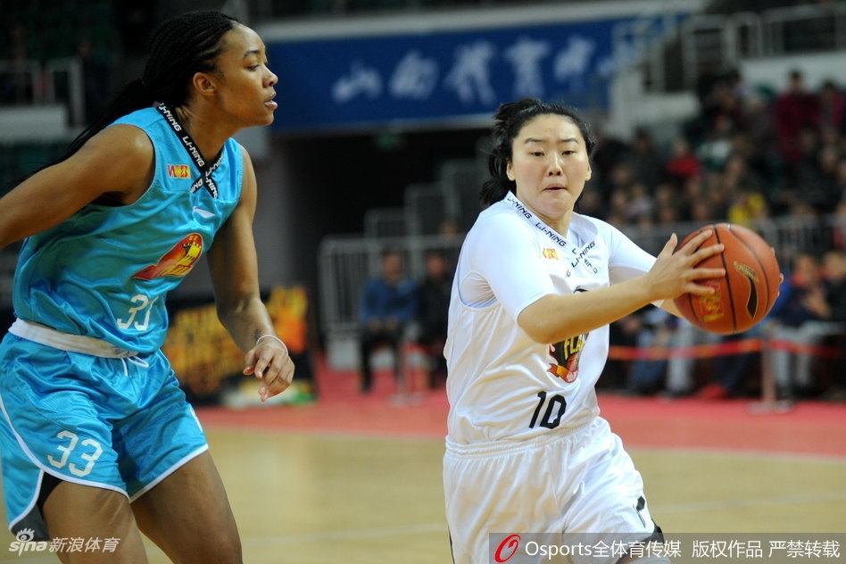 山西外援琼斯在对方严密防守下高高跃起，眼神专注地完成投篮，篮球在空中划过一道决定命运的弧线。