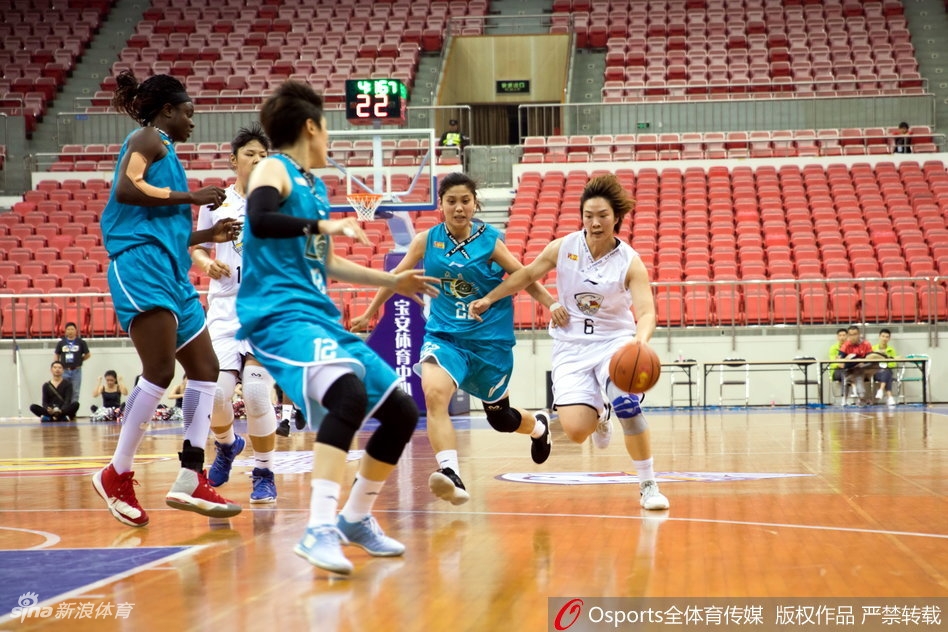 场边广东队教练组神情专注，主教练双手拢在嘴边，大声向场内球员传达战术指令，眼神充满期待。