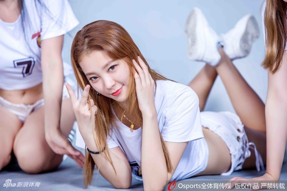 镜头捕捉下队员们在训练或表演间隙的瞬间,专注的神情与精致的妆容相得益彰,透露出专业舞者的素养与对细节的极致追求。