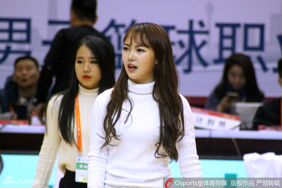 伴随着现场动感的音乐,几位啦啦队员正在排练开场舞,裙摆随着动作轻盈飞扬,她们的笑容如同冬日里的暖阳,驱散了赛前的紧张感。