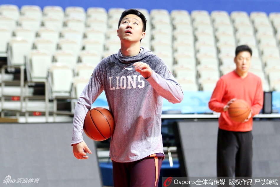 主教练李春江双手叉腰站在场边，目光如炬地注视着场上弟子们的跑位，时不时大声提点战术要领，严厉中透露出对这支年轻队伍深深的期望与信心。