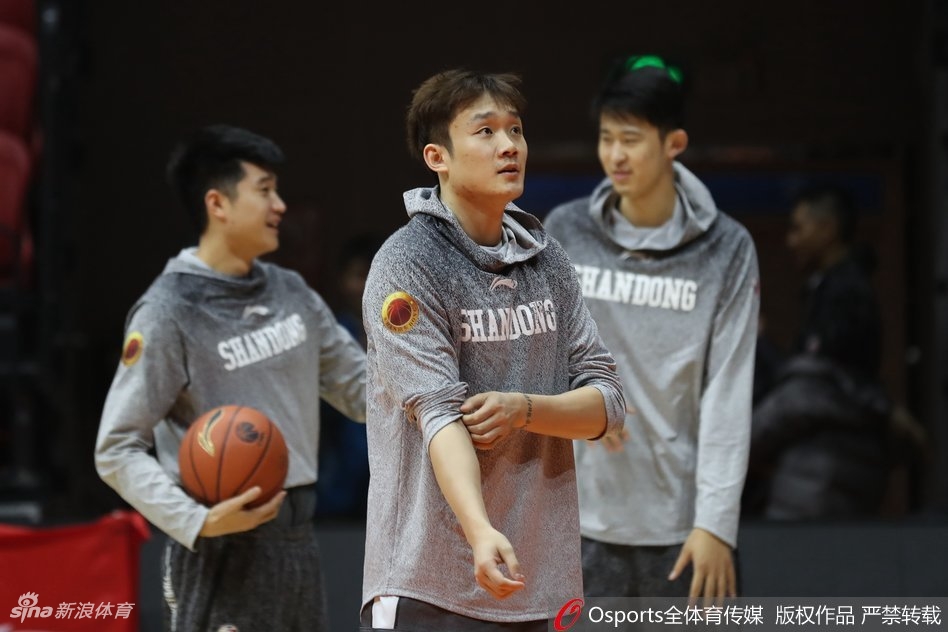 丁彦雨航在赛前训练中神情专注,运球穿越三分线,眼神中透露着对打破魔咒的渴望。