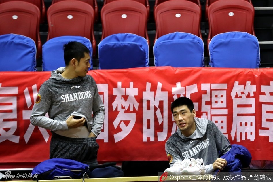 大外援莫泰尤纳斯在内线卡位要球,他宽厚的背影和坚毅的表情,预示着一场内线肉搏战的到来。