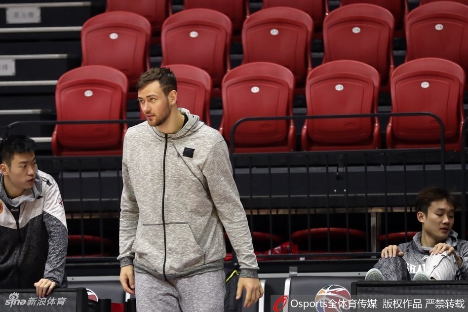 主教练凯撒双手抱胸站立在场边,目光如炬地注视着场上的一举一动,脑海里正在推演着破敌之策。