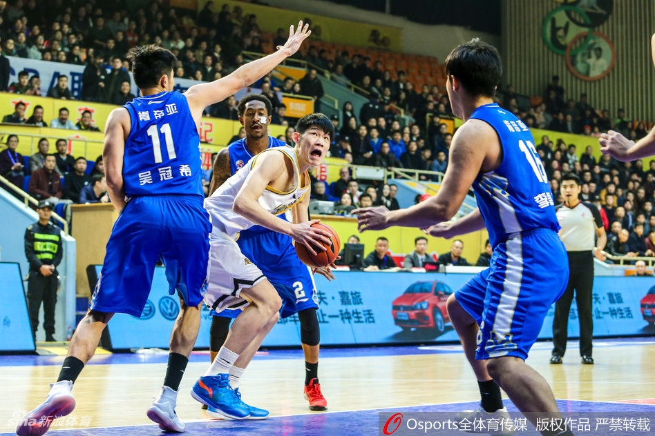 胡金秋内线卡位强硬摘板，青春力量在肌肉丛林中绽放