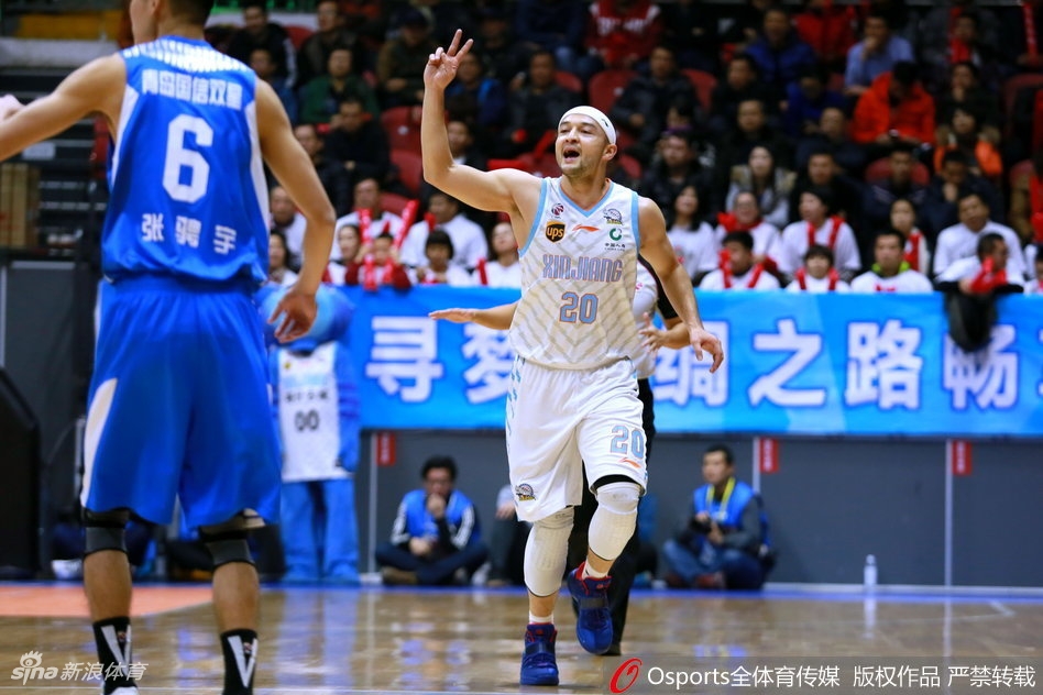 赛场上球员们为了球权拼作一团,汗水与激情碰撞,这是CBA联赛里最真实的肉搏战场。