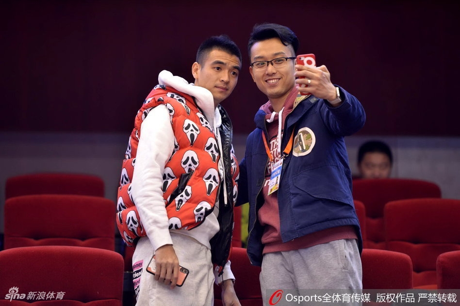 山东队外援莫泰尤纳斯在篮下卡位,高高跃起摘下篮板球,身后的八一队球员奋力拼抢,展现了比赛中激烈的内线争夺。