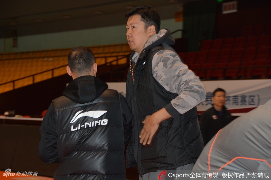 队长雷蒙在三分线外张手命中，篮球划过一道美妙的弧线穿网而过，他那握紧拳头的瞬间，仿佛要将整个球队扛在肩上，试图用自己的得分撕开对手的防线，为球队点燃一丝胜利的曙光。