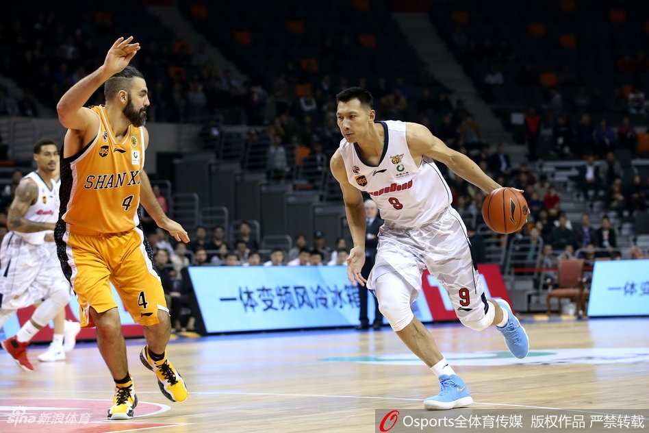 广东小外援杰克逊如一道白色闪电般迅捷，在队友的掩护下觅得一丝空隙，果断跳投出手，篮球在空中划过一道彩虹般的弧线空心入网。