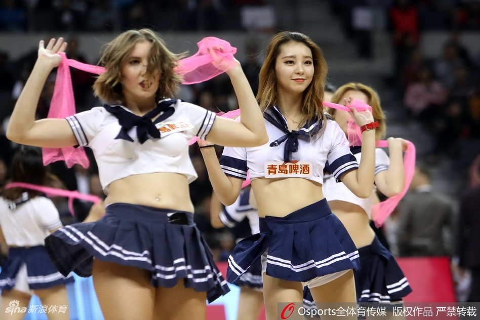 随着动感音乐响起，啦啦队成员们身着经典的学生制服裙装，扎着利落的高马尾，在聚光灯下露出灿烂笑容，仿佛从校园漫画中走出的元气少女。