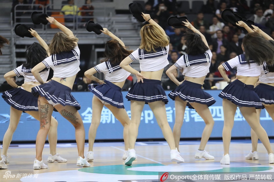 全景镜头下，所有啦啦队成员排成一列，同时高高跃起，裙摆飞扬间，满屏都是扑面而来的青春气息，现场气氛瞬间被推向高潮。