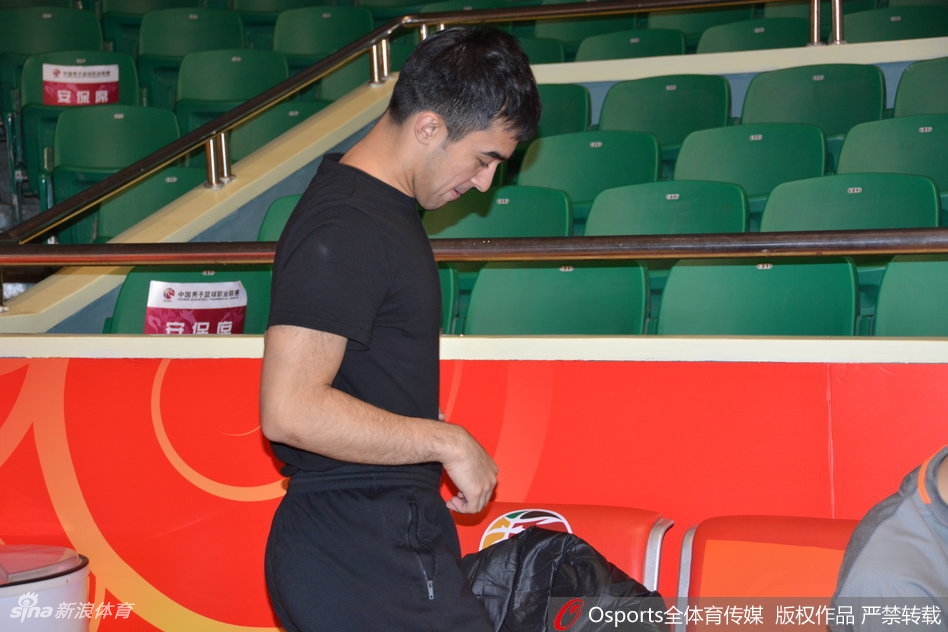 全场比赛结束，灯光渐暗，八一球员们列队向寥寥无几但依然坚守的客场球迷致意，他们疲惫的身影在空旷的球馆中显得格外孤独，但那挺直的脊梁却如同军旗一般，虽历经风雨却永不倒下。