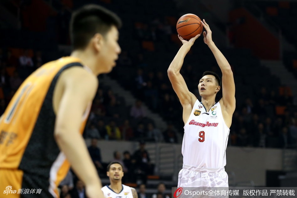 广东队当家球星易建联在山西队内线群中高高跃起，如同飞将军从天而降，完成一次势大力沉的单手劈扣，引爆全场激情。