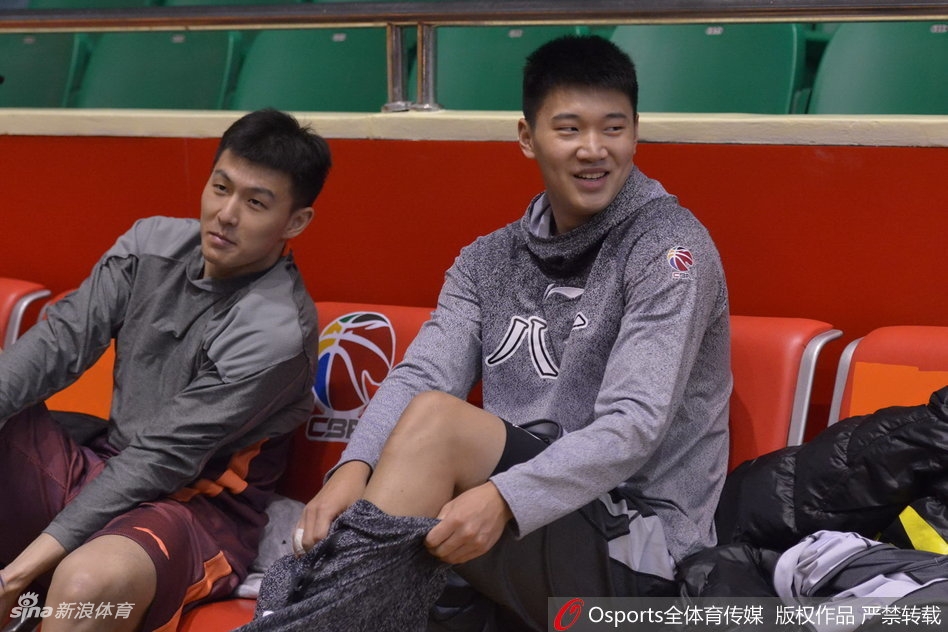 训练间隙，球员们聚拢在一起，目光坚毅地聆听着教练的战术布置，虽然年轻的面庞上还带着些许青涩，但眼神中透出的那股不服输的劲头，正是八一男篮代代相传的军旅之魂。