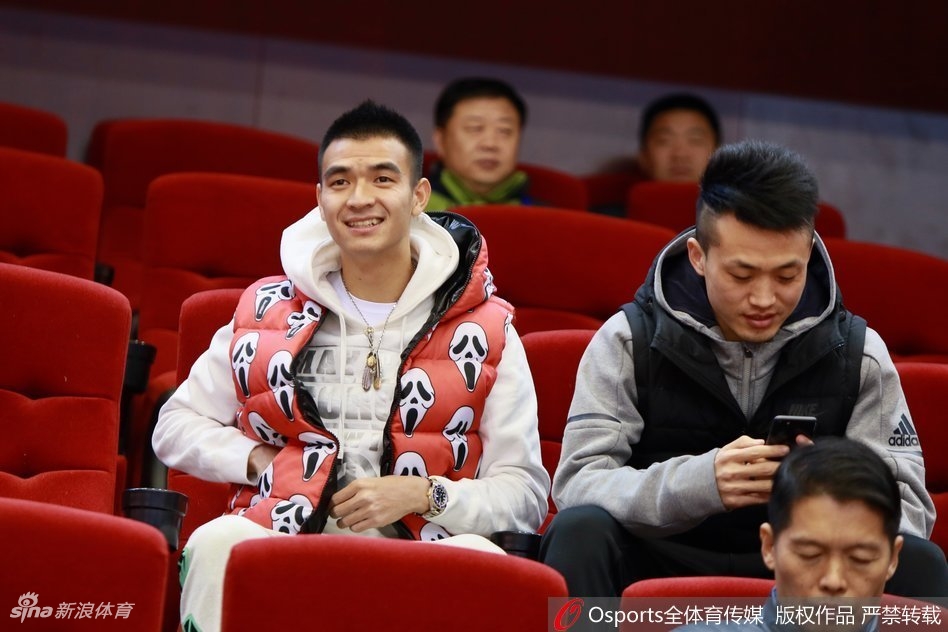 灯光璀璨的山东省体育中心体育馆内,身着白色球衣的山东队球员正发起快攻,看台上座无虚席,热情的球迷们挥舞着充气棒,汇成一片欢乐的橙色海洋。