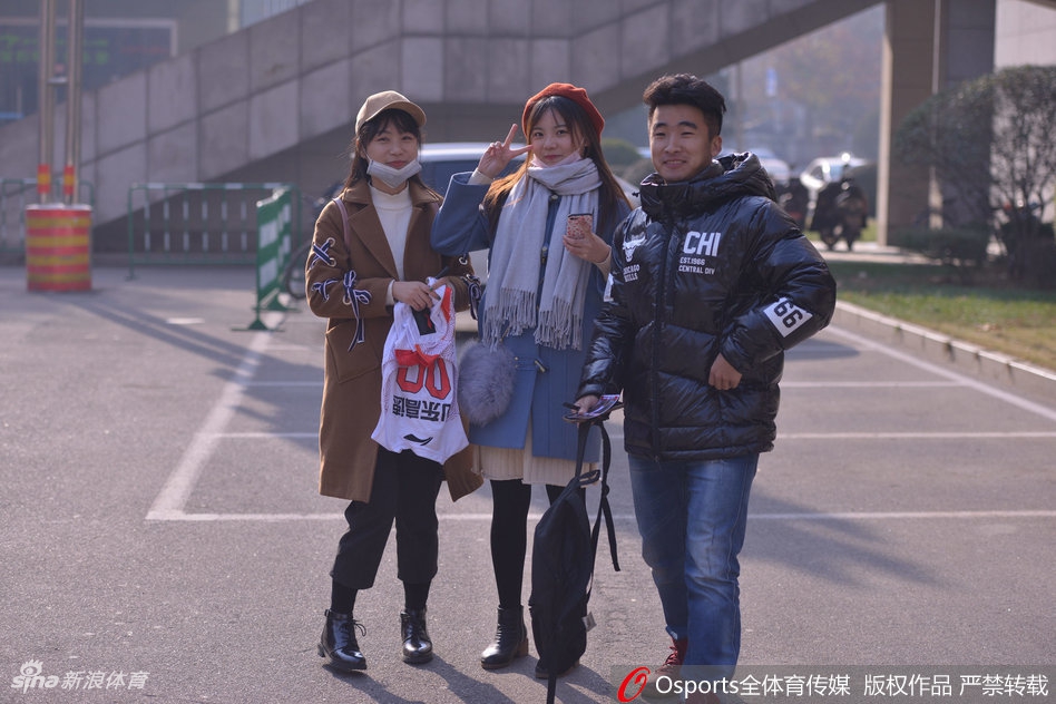 镜头下的女球迷英气十足,深邃的眼眸中闪烁着对篮球的热爱,飒爽的英姿丝毫不输场上的运动员。