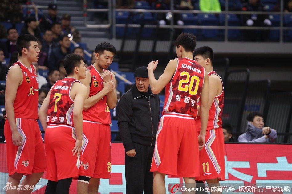 青岛队外援吉布森在三分线外自信出手,篮球划出一道完美弧线直钻网窝,瞬间点燃了主场球迷的热情。