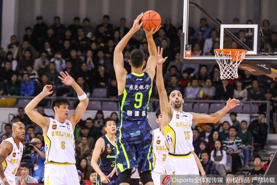 终场哨响，北控球员们紧紧相拥，庆祝这场载入史册的队史首胜