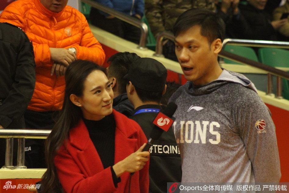 新闻发布厅内,明亮的灯光聚焦在一位正在低头快速记录的女记者身上,她面前的笔记本密密麻麻写满了战术要点,神情严肃而认真,完全沉浸在工作状态中,展现出极高的职业素养。