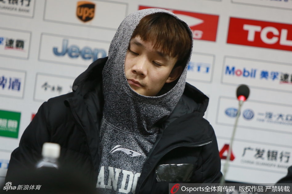 表情彻底放飞，张着嘴好像在与记者热烈地争论着什么，手势也情不自禁地加入进来，活脱脱一个行走的表情包。