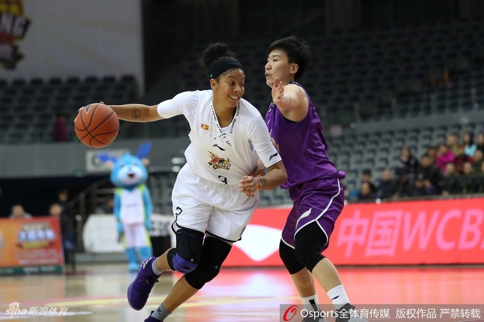 上海队核心斯图尔特此役火力全开，她像一把尖刀般一次次撕裂新疆队的防线，全场砍下28分，给新疆队带来了巨大麻烦。